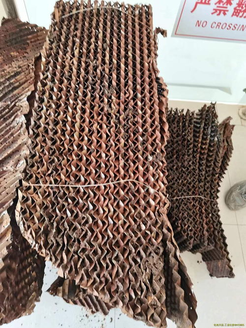 濕法脫硫塔這樣的填料是不是選型很不合理 大家幫忙看下 有圖 這是我們一個污泥焚燒項目脫硫洗滌塔拆出來的填料,不同于普通的鮑爾環或拉西環,是不是已經是落后的產品